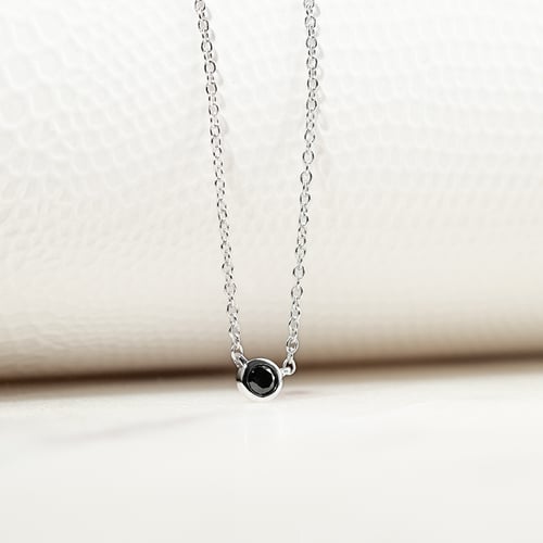 Strieborný minimalistický náhrdelník s čiernym diamantom Vieny