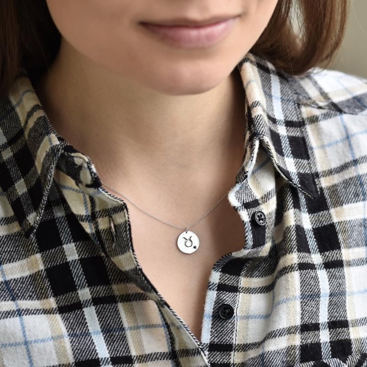 Strieborný prívesok so znamením a zafírom Býk 103426