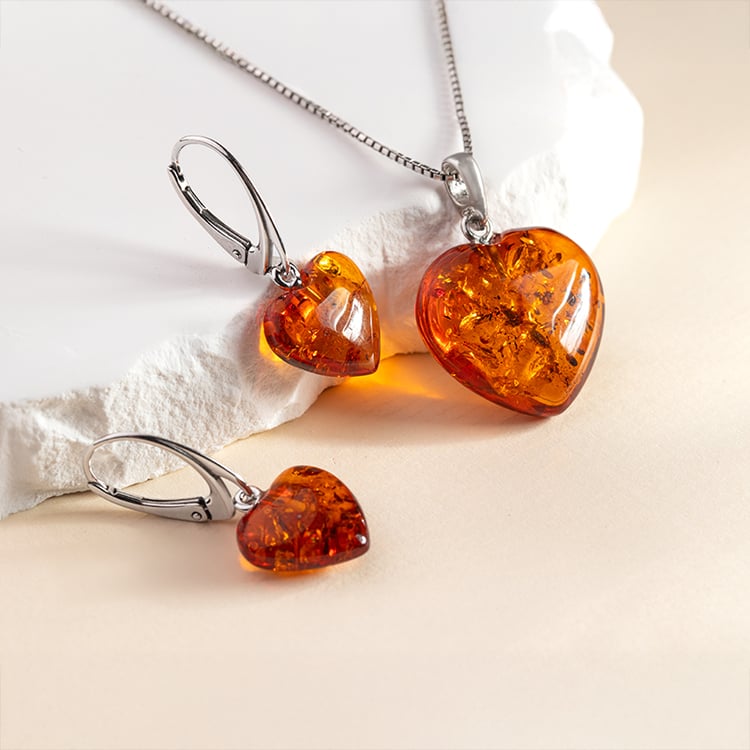 Strieborné jantárové náušnice v tvare srdca Herta 150517