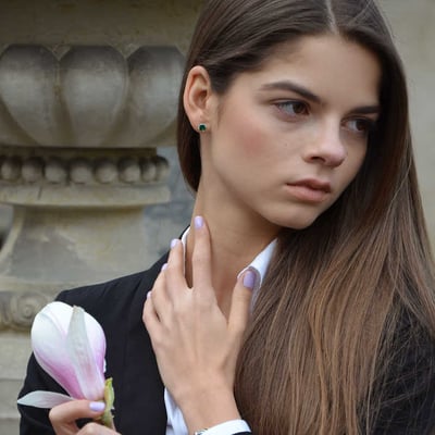 Smaragdové strieborné náušnice 