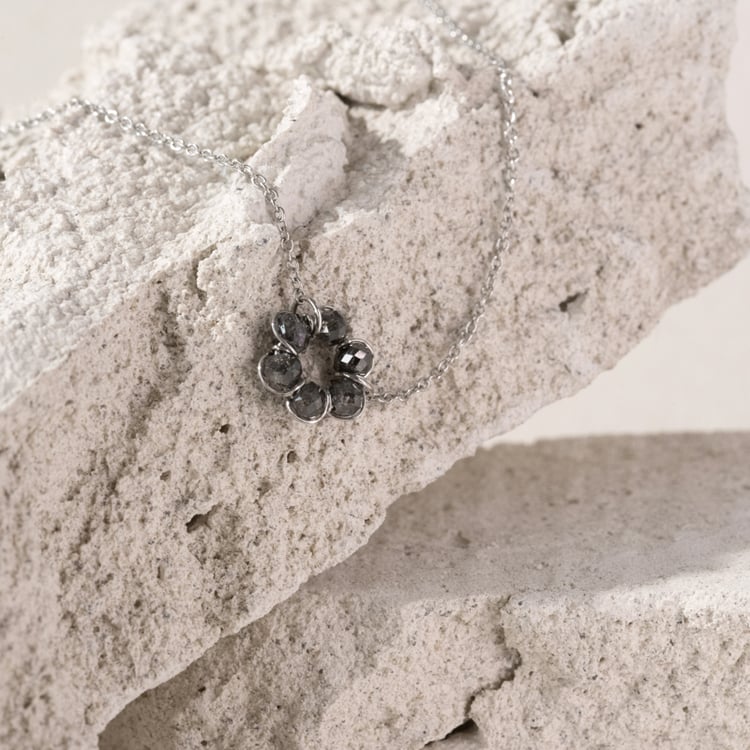 Zlatý náhrdelník v tvare kvetu so salt and pepper diamantmi Joely 101052