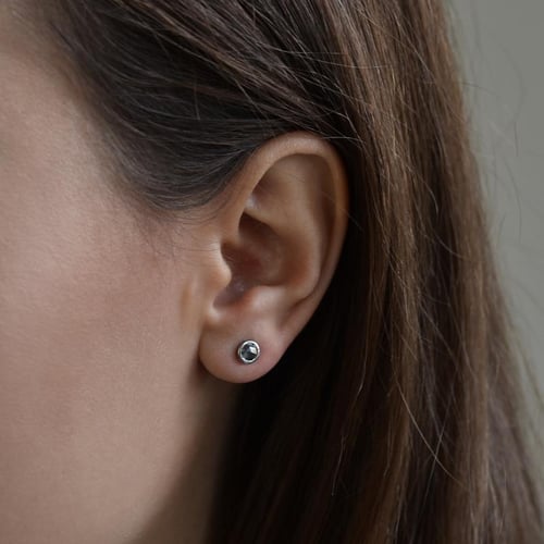Zlaté bezel náušnice s 0.52ct salt and pepper diamantmi Aiman