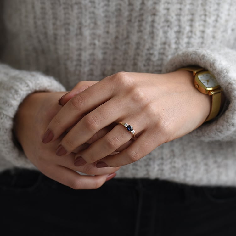 Zlatý zásnubný prsteň so zafírom a diamantmi 58133