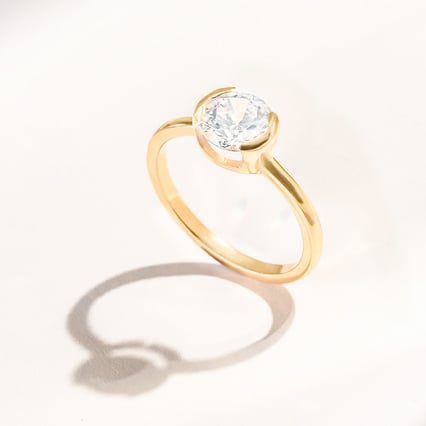 Zásnubný prsteň s half-bezel lab-grown diamantom Agrippa