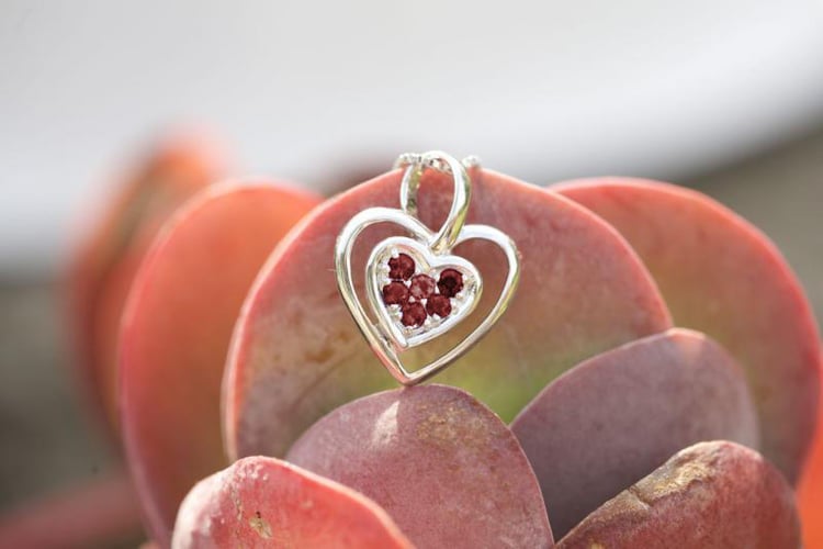 Srdce zo striebra s granátmi 55743