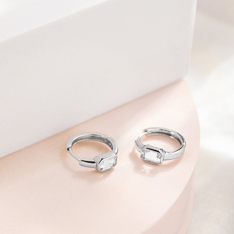 Strieborné pozlátené kruhové náušnice s bielymi topazmi Tinsley 153211