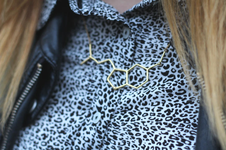 Strieborný designový náhrdelník 8913