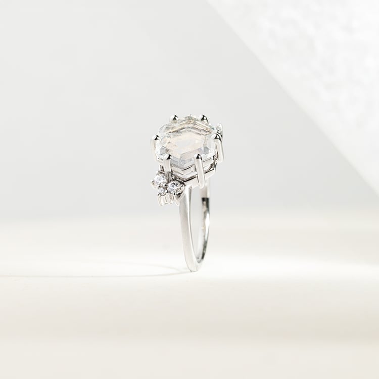 Jedinečný prsteň s mesačným kameňom a moissanitmi Carlie 146293