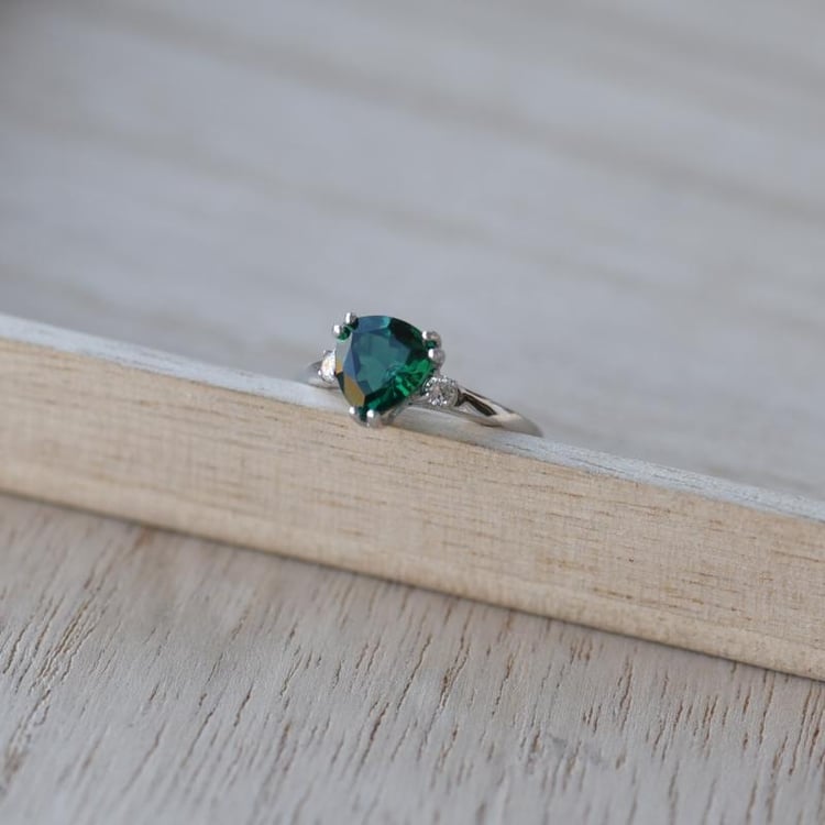 Prsteň so smaragdom a diamantmi 52052