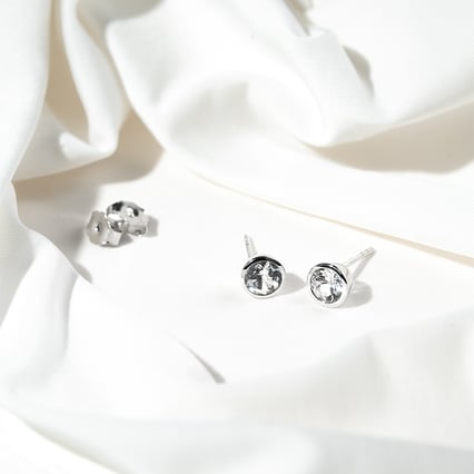 Strieborné bezel náušnice s moissanitmi Sontre