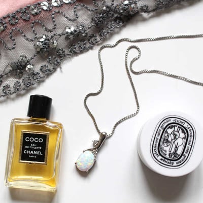 Strieborný náhrdelník s bielym opálom