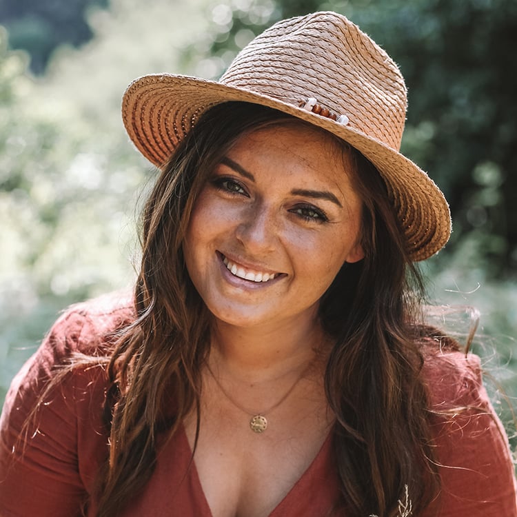 Pozlátený strieborný prívesok z kolekcie #ZaNormalniHolky s gravírom 45890