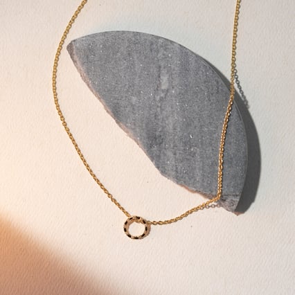 Strieborný karma prívesok s diamantmi Amity