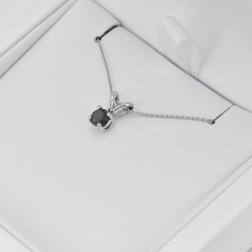 Čierny diamant v prívesku Hozie