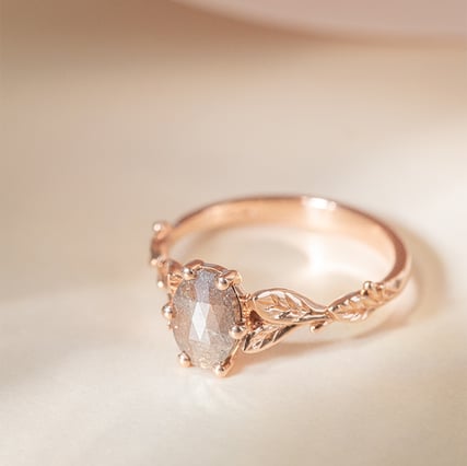 Prsteň so salt and pepper diamantom a ručne rytými lístkami Sabine