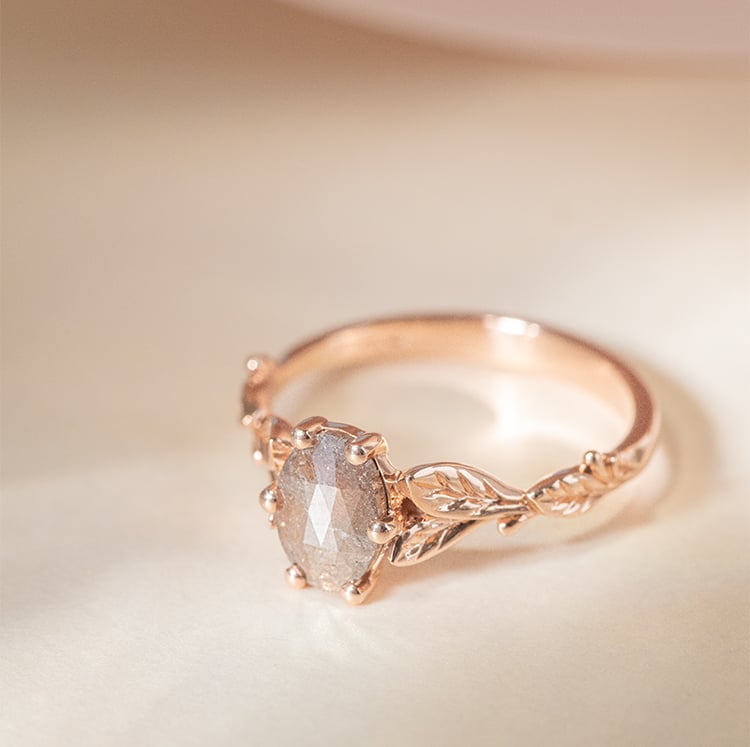 Prsteň so salt and pepper diamantom a ručne rytými lístkami Sabine 120284