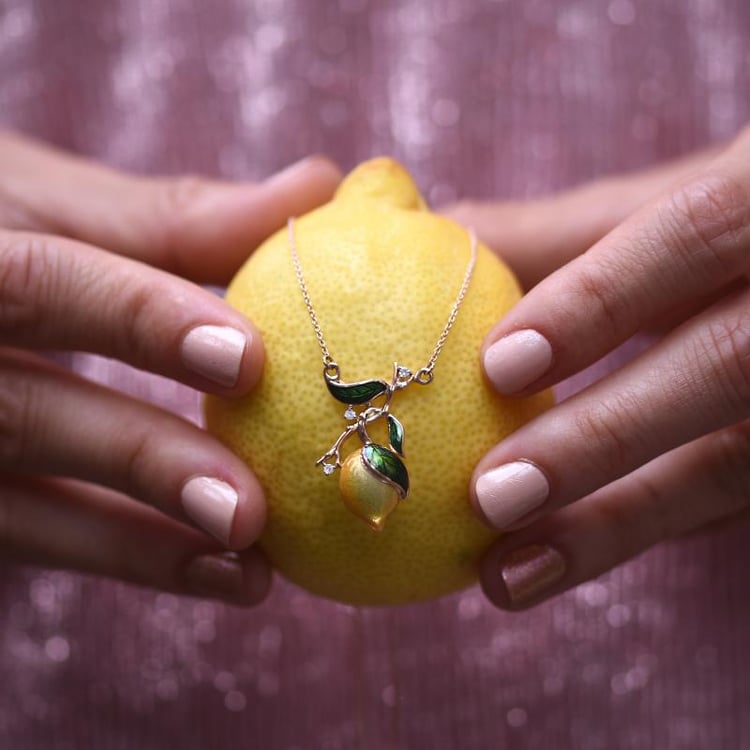 Diamantový náhrdelník s enamelom a diamantmi 46678