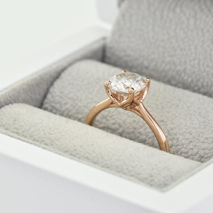 Zásnubný prsteň s moissanitom a diamantom Jullke