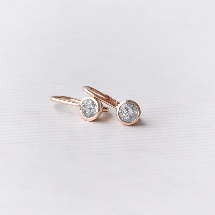 Visiace náušnice s bielymi topásmi 72926