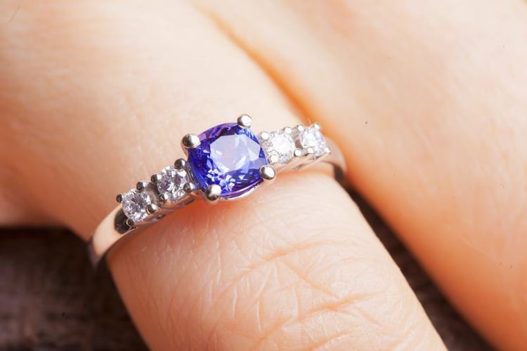 Zlatý prsteň s cushion tanzanitom a bočnými diamantmi Dilya 55386
