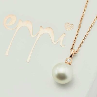 Zlatý prívesok s perlou 