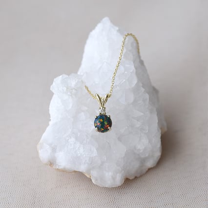 Čierne okrúhle opály a diamant v zlatej kolekcii šperkov Mahli