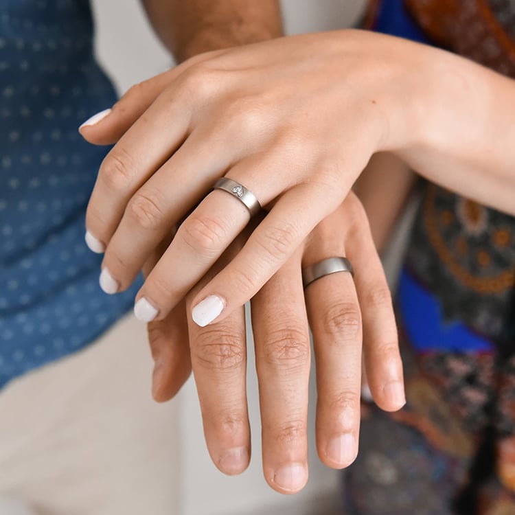 Titanové snubné prstene s diamantovým srdcom Haney 107525