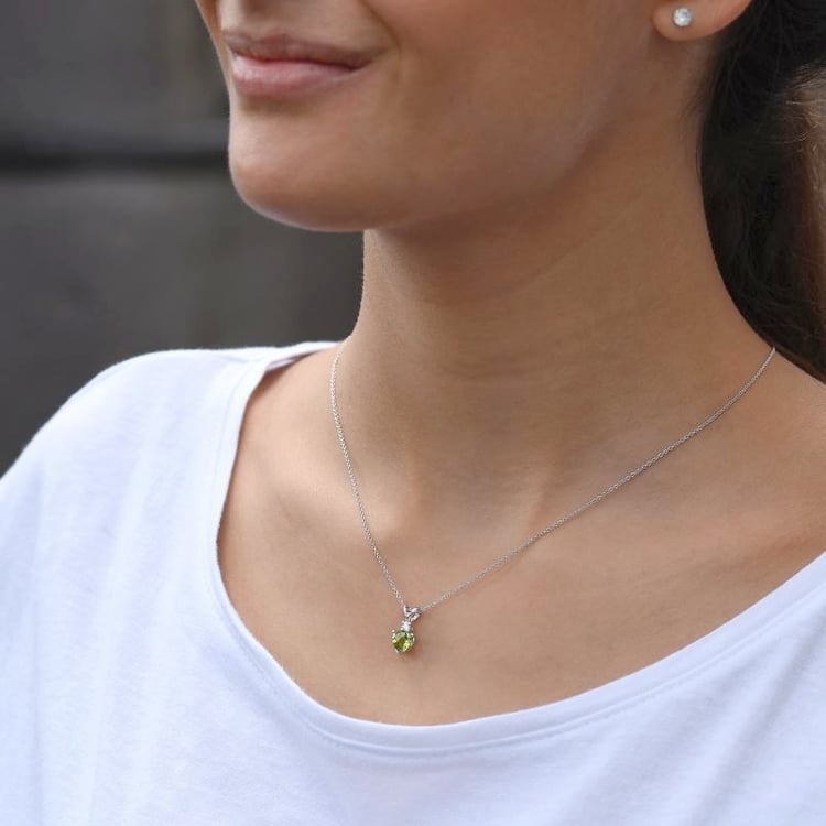 Olivínové srdce v náhrdelníku s diamantom 107838