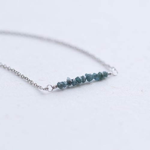 Zlatý choker s modrými nebrúsenými diamantmi Samante