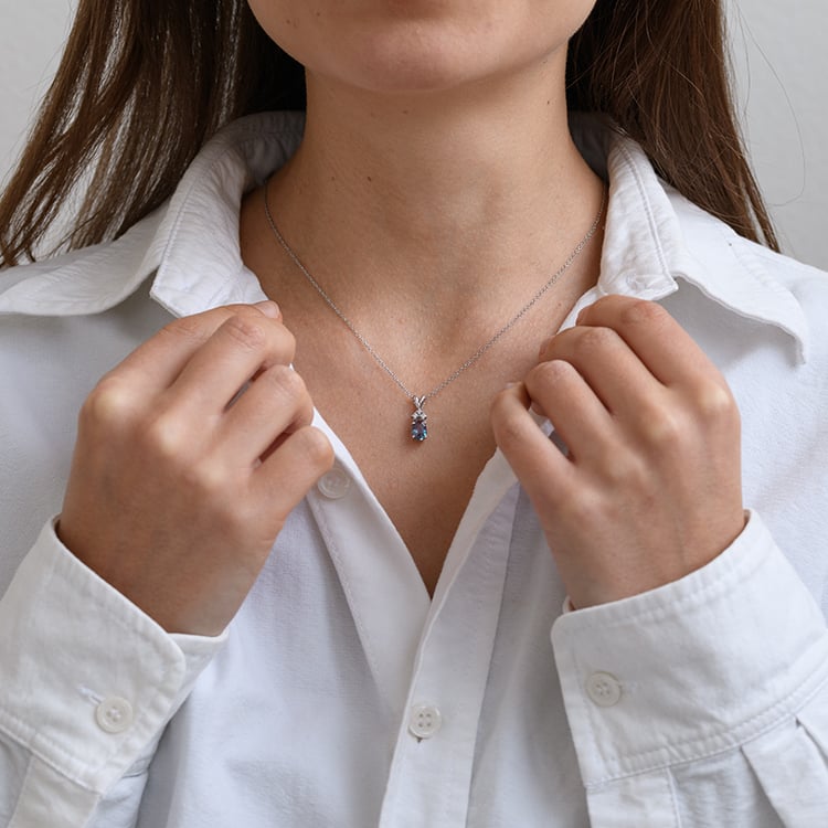 Zlatý prívesok s tanzanitom a diamantmi Tamasyna 134150