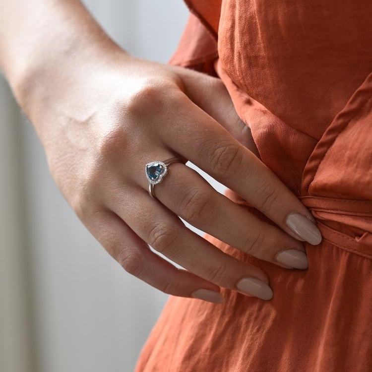 Zlatý prsteň s topasovým srdcom 9159