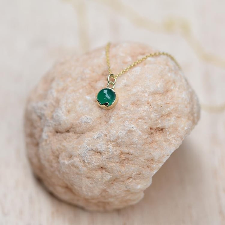 Zlatý náhrdelník s cabochon ónyxom 48621