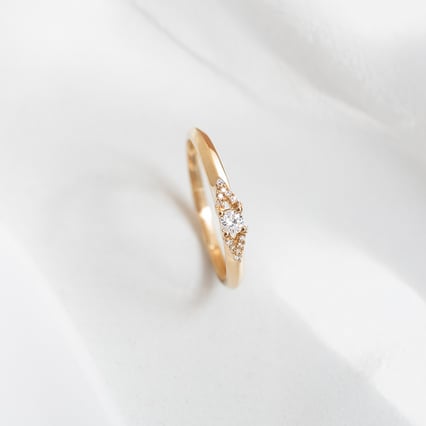 Strieborný prsteň s postrannými lab-grown diamantmi Vertmi