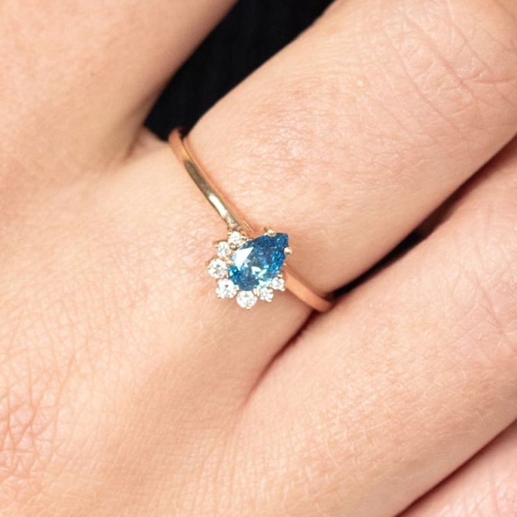 Zásnubný prsteň s certifikovaným fancy blue lab-grown diamantom Dorean 163841