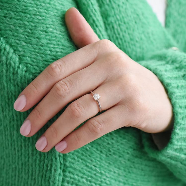 Prsteň so srdcovými krapňami zo zlata 91001