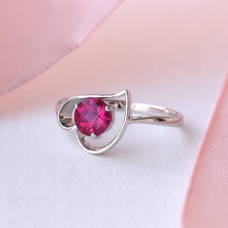 Striebroný romantický prsteň s rubínom v tvare srdca 78421