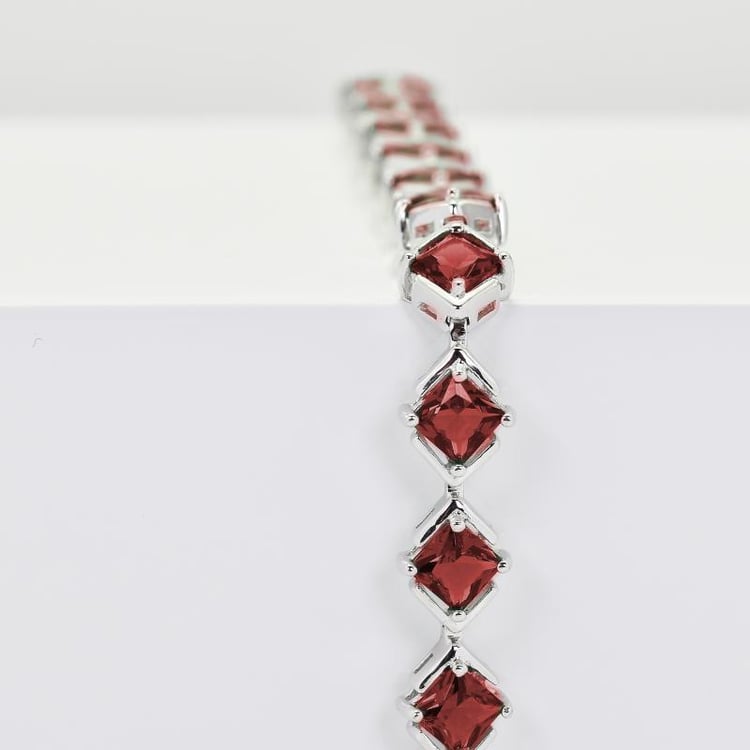 Strieborný náramok s granátmi 17336