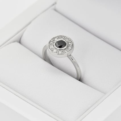 Čierny diamant v halo zásnubnom prsteni Aiva