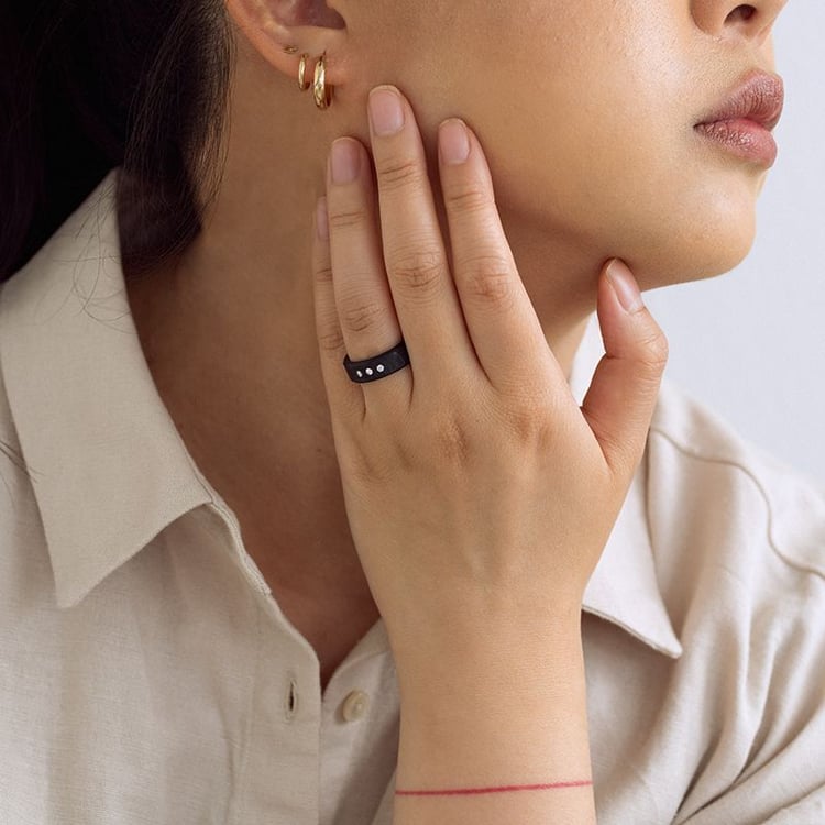 Plochý karbónový snubný prsteň so skosenými hranami a zirkónmi Minnith 165590