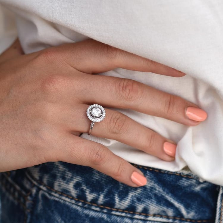 Prsteň s moissanitom v halo štýle zo zlata 47844