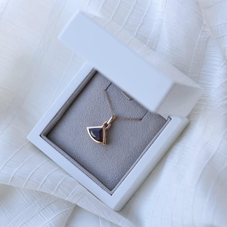 Granátový prívesok 61467