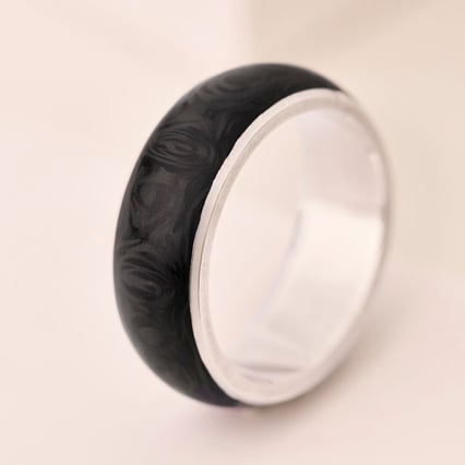 Plochý snubný prsteň z karbónu a striebra Tiah