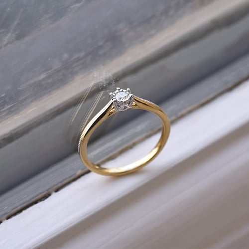 Dokonalý prsteň s diamantom Attila