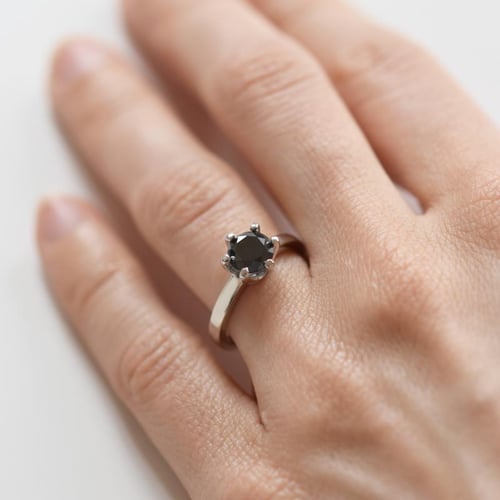 Čierny diamant v zlatom zásnubnom prsteni Greame