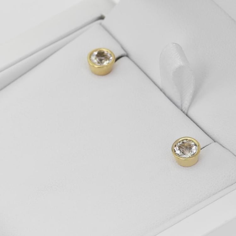 Strieborné bezel náušnice s bielymi topásmi Wetty 102816