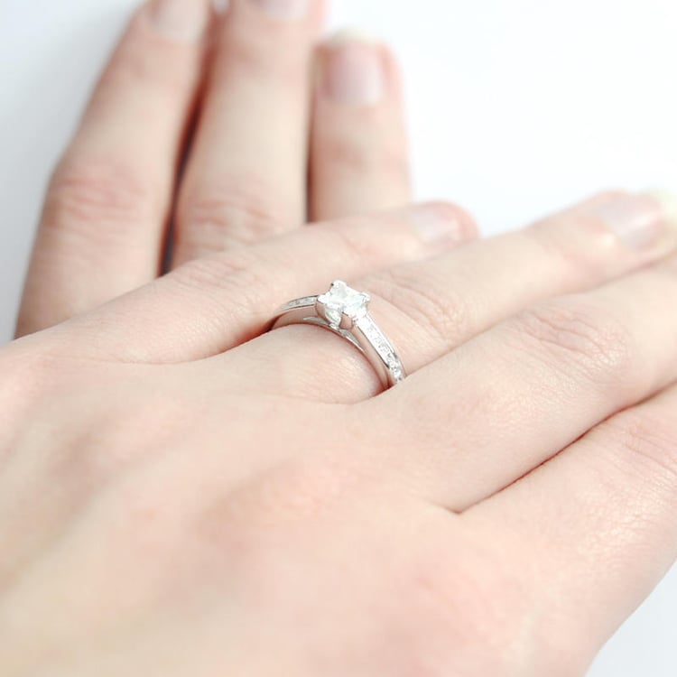 Zlatý diamantový prsteň z 18k zlata na ruke Isleta 5197