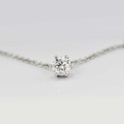 Jemný náhrdelník s diamantom