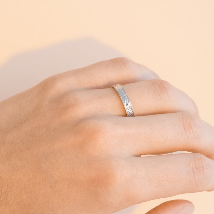 Zlaté svadobné obrúčky s gravírom a diamantmi Milne 100963