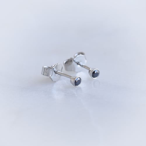 Strieborné minimalistické bezel náušnice s čiernymi diamantmi Viosa