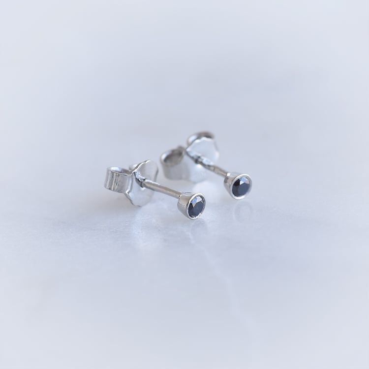 Strieborné minimalistické bezel náušnice s čiernymi diamantmi Viosa 102903